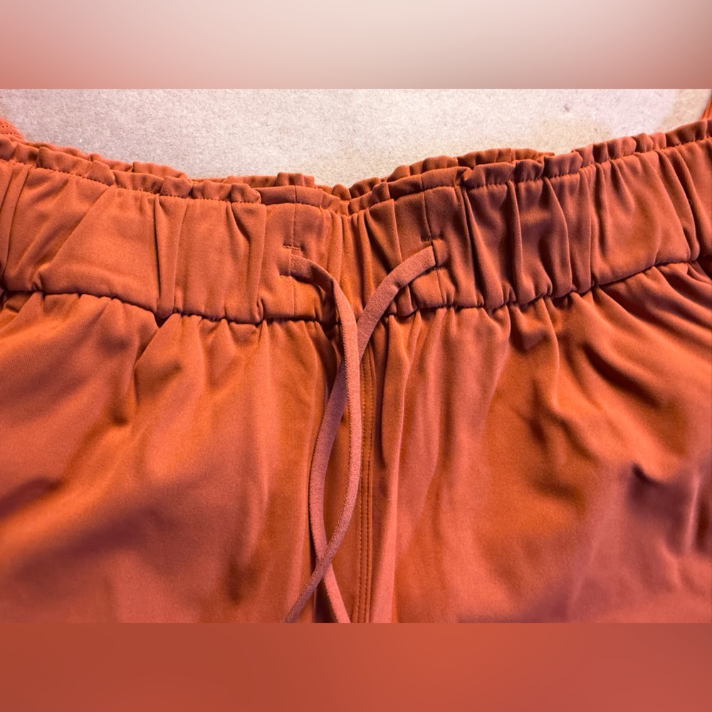 Lululemon Stretch High-Rise Jogger *Full Length
Cayenne size 6 NWT - Picture 4 of 10